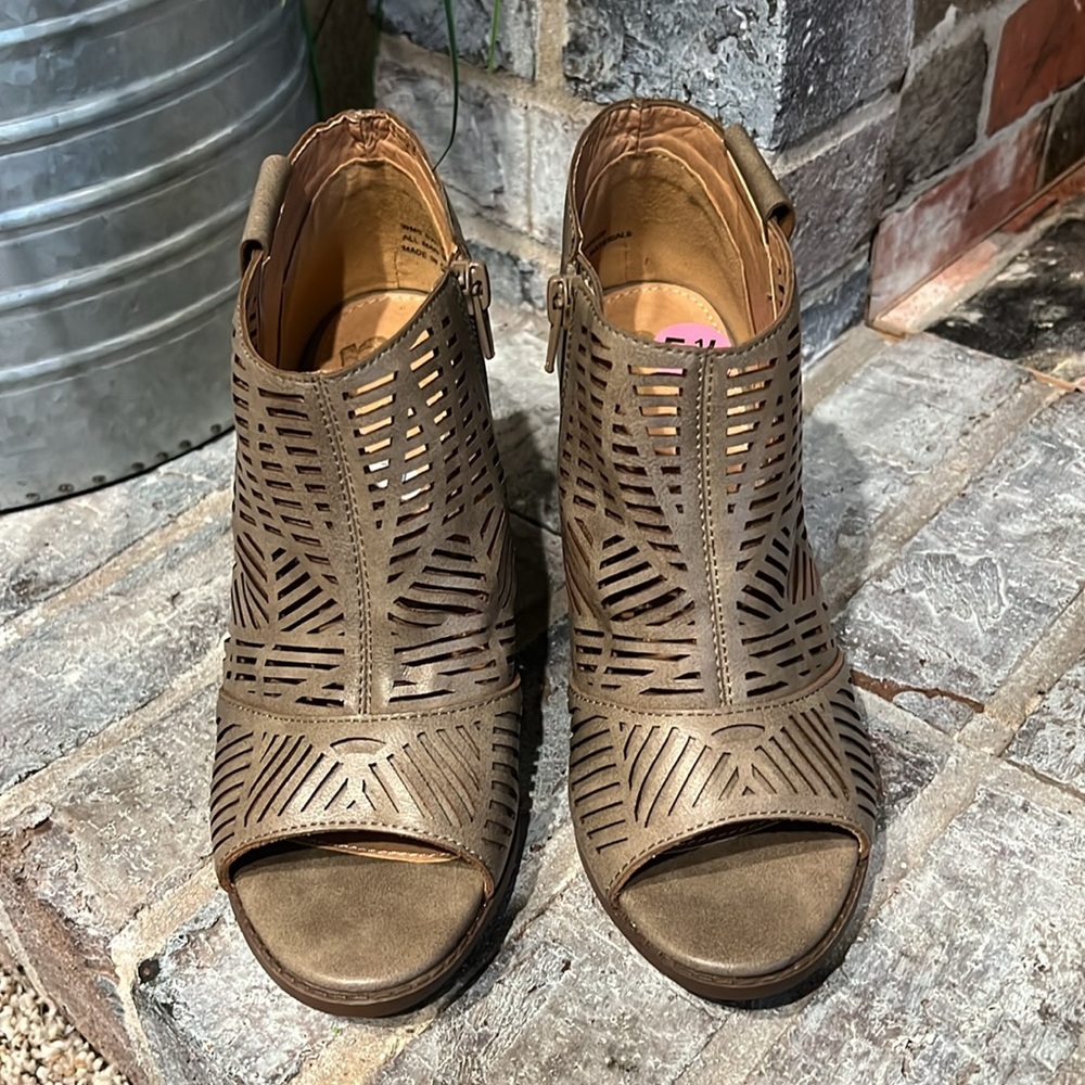 Peep toe boot - Picture 5 of 9